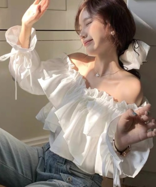 Sibra(シブラ)の「Vネックフリルトップス2way(シャツ/ブラウス・レディース・ブルー/ブラック/ホワイト・M)」の4枚目の写真