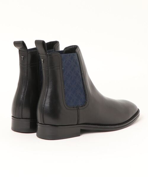Ted Baker（テッドベーカー）の「LINEUS ジオメトリックディテール チェルシーブーツ（ブーツ・メンズ・ブラック・44/43/42/41）」の2枚目の写真
