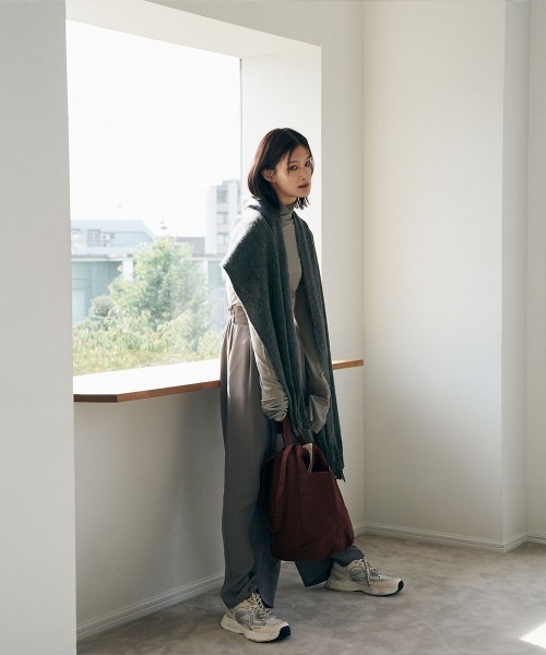 marjour（マージュール）の「MOCHI STOLE（マフラー・レディース・チャコール・FREE）」の2枚目の写真