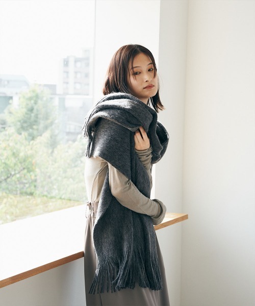 marjour（マージュール）の「MOCHI STOLE（マフラー・レディース・チャコール・FREE）」の3枚目の写真