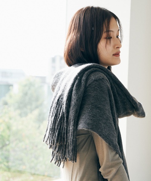 marjour（マージュール）の「MOCHI STOLE（マフラー・レディース・チャコール・FREE）」の4枚目の写真