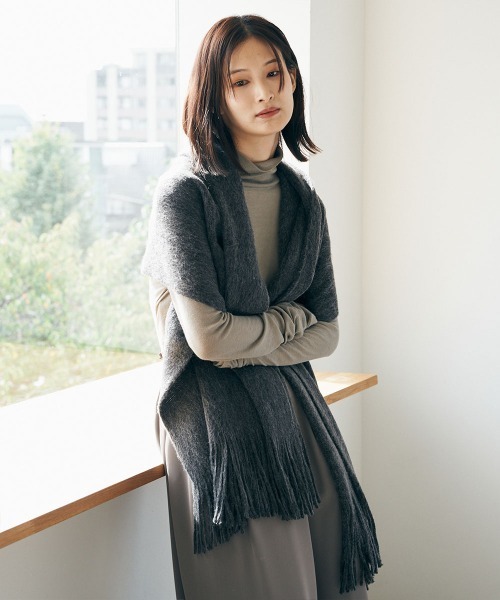 marjour（マージュール）の「MOCHI STOLE（マフラー・レディース・チャコール・FREE）」の6枚目の写真