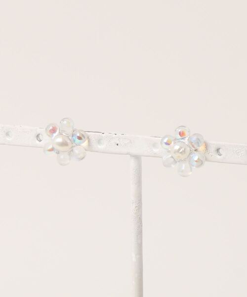 tone（トーン）の「【R】小粒なチェコガラスフラワーピアス(MA)（ピアス（両耳用）・レディース・ホワイト/グリーン/その他1/その他2/その他3/ピンク系その他/その他/オリーブ/ピンク・FREE）」の6枚目の写真