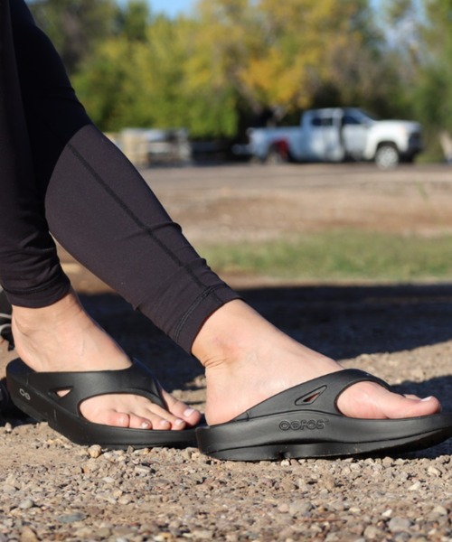 OOFOS（ウーフォス）の「【OOFOS】OOriginal リカバリーサンダル（サンダル・レディース・ブラック/オリーブ/ベージュ・23/24/25）」の16枚目の写真