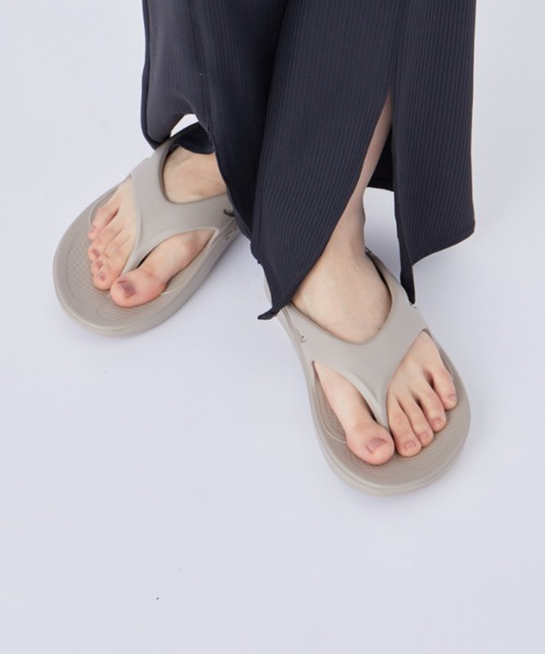 OOFOS（ウーフォス）の「【OOFOS】OOriginal リカバリーサンダル（サンダル・レディース・ブラック/オリーブ/ベージュ・23/24/25）」の21枚目の写真