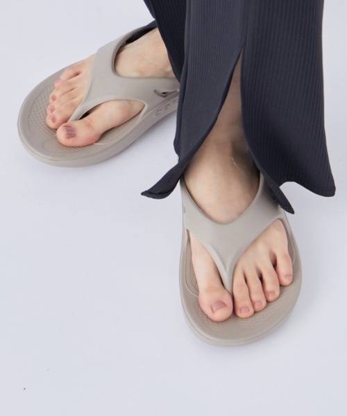 OOFOS（ウーフォス）の「【OOFOS】OOriginal リカバリーサンダル（サンダル・レディース・ブラック/オリーブ/ベージュ・23/24/25）」の20枚目の写真