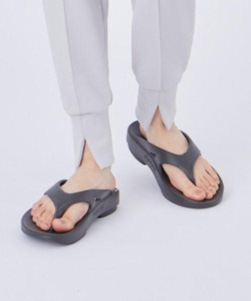 OOFOS（ウーフォス）の「【OOFOS】OOriginal リカバリーサンダル（サンダル・レディース・ブラック/オリーブ/ベージュ・23/24/25）」の19枚目の写真