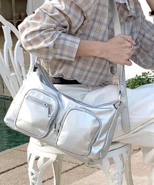 SpRay(スプレイ)の「フェイクレザーマルチポケットバッグ(ショルダーバッグ・レディース・シルバー/アイボリー/ブラック・FREE)」の3枚目の写真