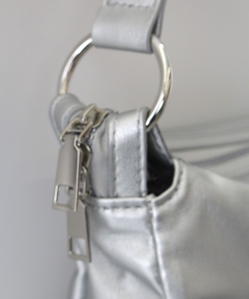 SpRay(スプレイ)の「フェイクレザーマルチポケットバッグ(ショルダーバッグ・レディース・シルバー/アイボリー/ブラック・FREE)」の5枚目の写真