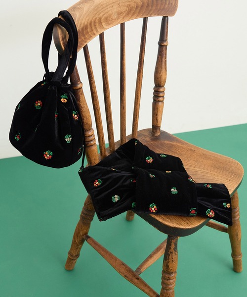 CHILD WOMAN(チャイルドウーマン)の「ベロアカラフル刺繍 きんちゃくBAG(ハンドバッグ・レディース・ブラック・FREE)」の5枚目の写真