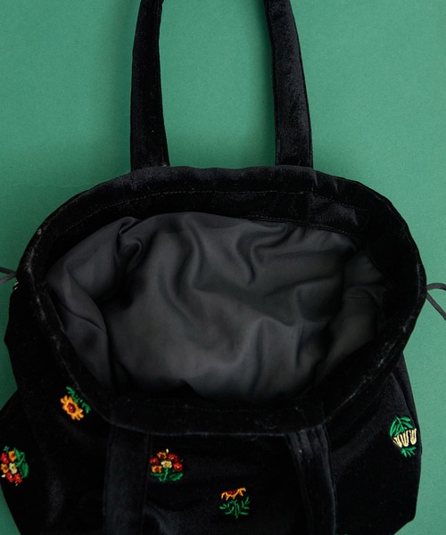 CHILD WOMAN(チャイルドウーマン)の「ベロアカラフル刺繍 きんちゃくBAG(ハンドバッグ・レディース・ブラック・FREE)」の9枚目の写真