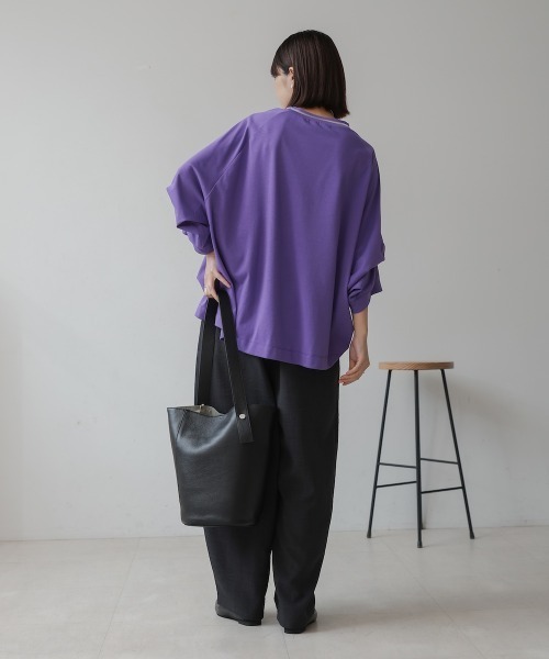 Bou Jeloud(ブージュルード)の「衿ライン2WAYスリーブプルオーバー(Tシャツ/カットソー・レディース・キャメル/パープル/ブラック・FREE)」の13枚目の写真