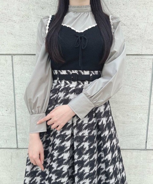 an another angelus（アンアナザーアンジェラス）の「フロントレースアップバイカラーニットビスチェ/ananotherangelus（ベスト・レディース・グレー/ブラック・FREE）」の8枚目の写真