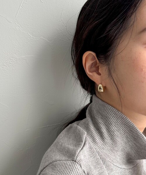 fredy emue(フレディエミュ)の「チタンポストボリュームメタルピアス(ピアス(両耳用)・レディース・シルバー/ゴールド・FREE)」の5枚目の写真