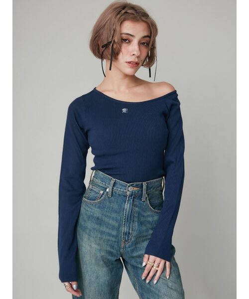 EVRIS（エヴリス）の「ワンポイントワンショルダーニットトップス（ニット/セーター・レディース・ホワイト/ネイビー/ブラック/グレー・FREE）」の5枚目の写真