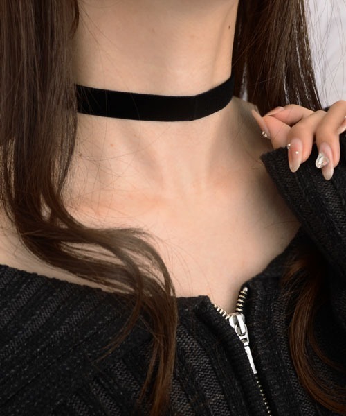Mayree（メイリー）の「【float】ベロア シンプル チョーカー【9サイズ展開】（チョーカー・レディース・ブラック系5/ブラック系6/ブラック系7/ブラック系8/ブラック系9/ブラック系2/ブラック系4/ブラック系1/ブラック系3・FREE）」の4枚目の写真