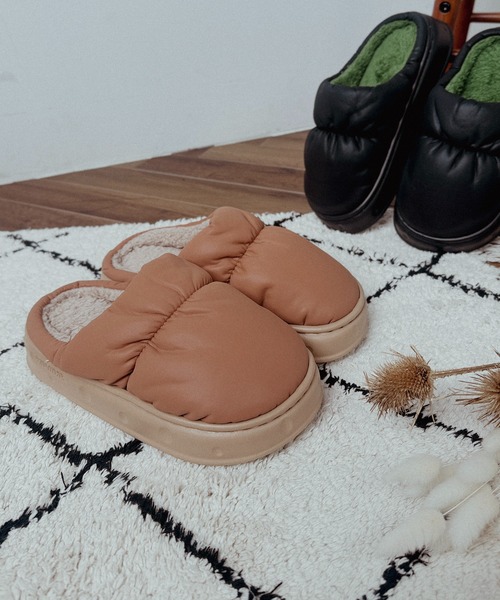 CALIFORNIA OUTFITTERS(カリフォルニア アウトフィッターズ)の「2-11E91 ダウン調 もこもこ あったか スリッパ ルームシューズ 防寒(サンダル・レディース・ブラック/ブラウン・40-41/38-39/36-37)」の1枚目の写真
