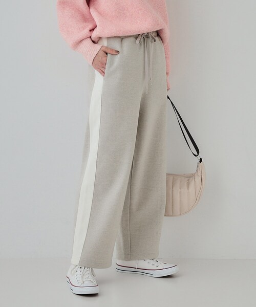 SHOO・LA・RUE（シューラルー）の「【S-LL】脚のラインをきれいに見せる サイドライン起毛イージーパンツ（その他パンツ・レディース・ブラック/ライトグレー・02/01/04/03）」の2枚目の写真