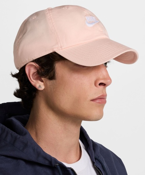 NIKE（ナイキ）の「【NIKE】ナイキ クラブ アンストラクチャード フォーチュラ ウッシュ キャップ（キャップ・レディース・ネイビー/グレー/ピンク/ベージュ系その他2/ホワイト/ブラック・FREE）」の19枚目の写真
