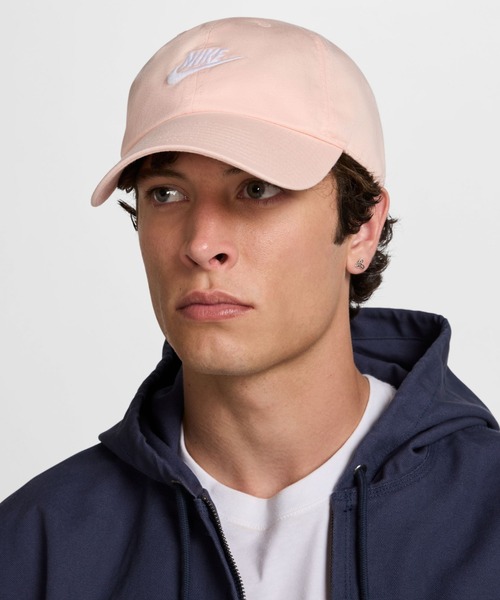 NIKE（ナイキ）の「【NIKE】ナイキ クラブ アンストラクチャード フォーチュラ ウッシュ キャップ（キャップ・レディース・ネイビー/グレー/ピンク/ベージュ系その他2/ホワイト/ブラック・FREE）」の21枚目の写真