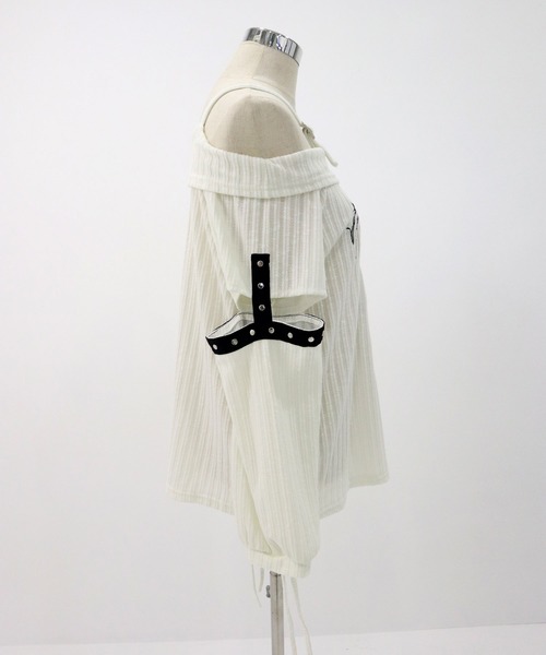 Diable baiser（ディアブルベーゼ）の「オフショル骨ロゴリブニットソートップス【大きいサイズ有】（Tシャツ/カットソー・レディース・グレー・LARGE/MEDIUM/4L/3L/LL）」の4枚目の写真