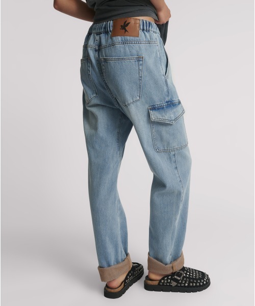 One Tea spoon（ワンティースプーン）の「CARGO SHABBIES DRAWSTRING BOYFRIEND JEANS（デニムパンツ・レディース・ライトインディゴブルー・XS）」の4枚目の写真