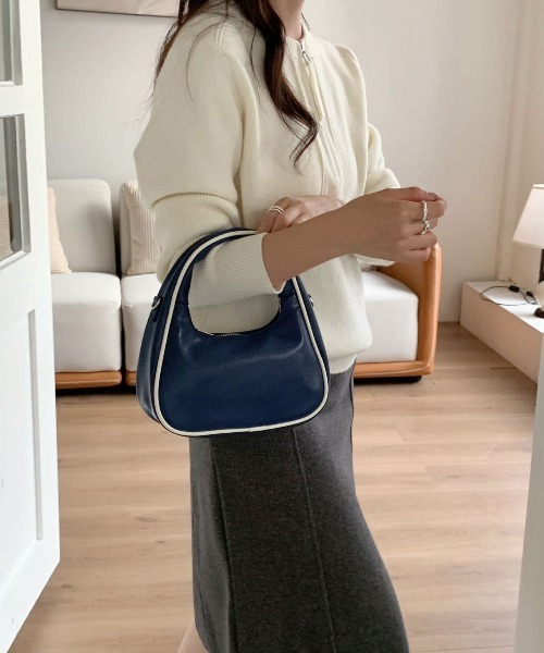 FINEnough（ファインナフ）の「配色パイピングハンドル2WAYショルダーバッグ（ショルダーバッグ・レディース・ブラック/ネイビー/グレー/レッド/ピンク・FREE）」の3枚目の写真
