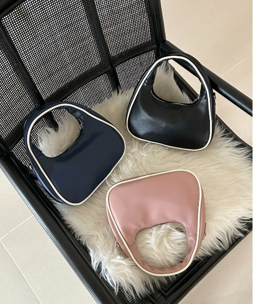 FINEnough（ファインナフ）の「配色パイピングハンドル2WAYショルダーバッグ（ショルダーバッグ・レディース・ブラック/ネイビー/グレー/レッド/ピンク・FREE）」の11枚目の写真