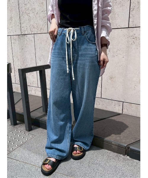 Mila Owen(ミラオーウェン)の「ウエストドロストワイドデニムパンツ(デニムパンツ・レディース・ブラック/ライトブルー・0/1/00)」の16枚目の写真