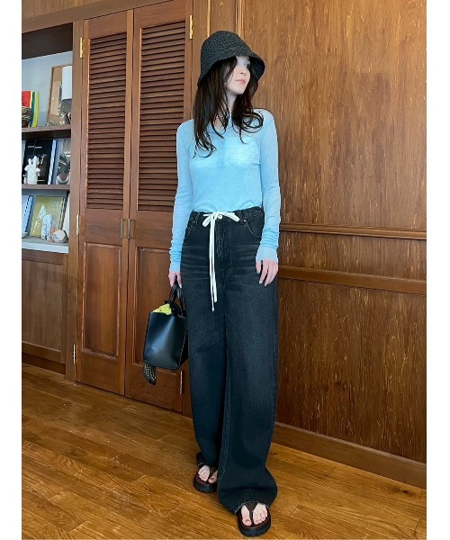 Mila Owen(ミラオーウェン)の「ウエストドロストワイドデニムパンツ(デニムパンツ・レディース・ブラック/ライトブルー・0/1/00)」の15枚目の写真