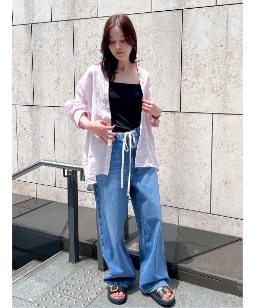 Mila Owen(ミラオーウェン)の「ウエストドロストワイドデニムパンツ(デニムパンツ・レディース・ブラック/ライトブルー・0/1/00)」の19枚目の写真