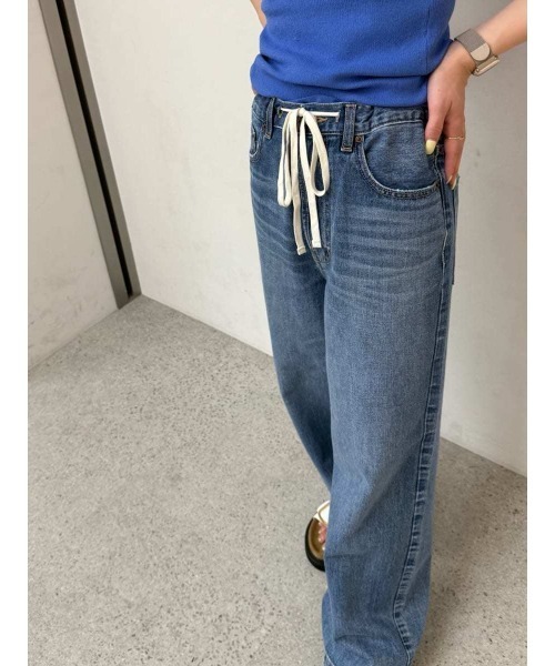 Mila Owen(ミラオーウェン)の「ウエストドロストワイドデニムパンツ(デニムパンツ・レディース・ブラック/ライトブルー・0/1/00)」の20枚目の写真