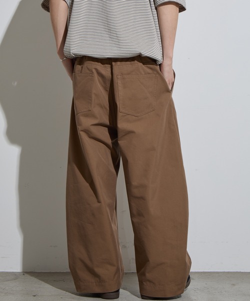 SLICK（スリック）の「【SLICK/スリック】T/C Twill Wide Silhouette Pants / 綿ポリエステルワイドシルエットバレルパンツ/バルーンシルエット / カーブパンツ（その他パンツ・メンズ・ブラウン/ブラック/グレイッシュベージュ・1/2/3）」の21枚目の写真