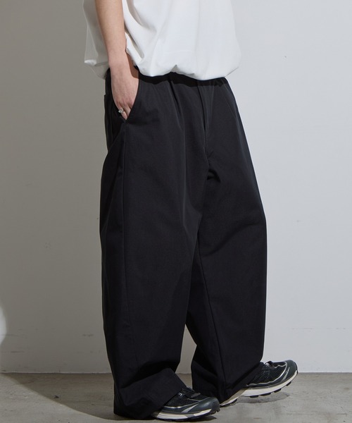 SLICK（スリック）の「【SLICK/スリック】T/C Twill Wide Silhouette Pants / 綿ポリエステルワイドシルエットバレルパンツ/バルーンシルエット / カーブパンツ（その他パンツ・メンズ・ブラウン/ブラック/グレイッシュベージュ・1/2/3）」の6枚目の写真