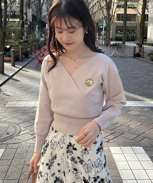 Cherie chuu（シェリーチュウ）の「【Cherie chuu】ブローチ付3wayニット（ニット/セーター・レディース・ベージュ/チャコールグレー/アイボリー・FREE）」の3枚目の写真