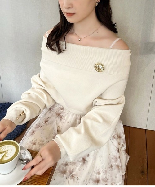 Cherie chuu（シェリーチュウ）の「【Cherie chuu】ブローチ付3wayニット（ニット/セーター・レディース・ベージュ/チャコールグレー/アイボリー・FREE）」の2枚目の写真