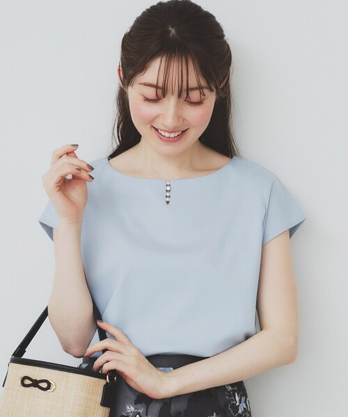 index（インデックス）の「《6色展開/XS-3サイズ》キーネックビジュートップス【UV/接触冷感/洗濯機洗い可】（Tシャツ/カットソー・レディース・チャコールグレー/サックスブルー/ネイビー/オフホワイト/ナチュラル/ライトイエロー系・40/38/42/36/34/44）」の6枚目の写真