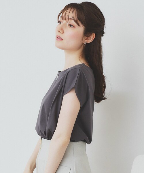 index（インデックス）の「《6色展開/XS-3サイズ》キーネックビジュートップス【UV/接触冷感/洗濯機洗い可】（Tシャツ/カットソー・レディース・チャコールグレー/サックスブルー/ネイビー/オフホワイト/ナチュラル/ライトイエロー系・40/38/42/36/34/44）」の13枚目の写真