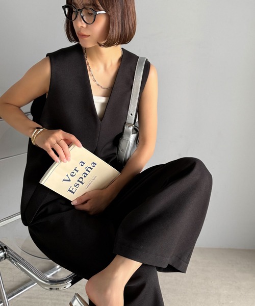 classicalelf(クラシカルエルフ)の「1枚でキマる私スタイル。フラップポケットVネックサロペット(サロペット/オーバーオール・レディース・ブラック/アイボリー/モカ・LARGE/MEDIUM/SMALL/X-LARGE)」の16枚目の写真
