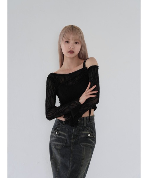 Uenui（ウニュイ）の「【 cunii 】 シアー ルーシュド トップ（Tシャツ/カットソー・レディース・ブラック/ホワイト・FREE）」の4枚目の写真