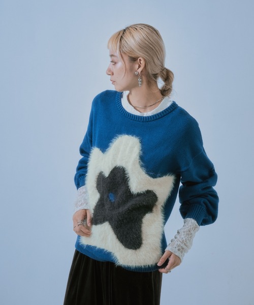 DOLLUPOOPS（ドールアップウップス）の「フラワーモチーフニットトップス（ニット/セーター・レディース・アイボリー/ピーコックグリーン系/ネイビー・38）」の5枚目の写真