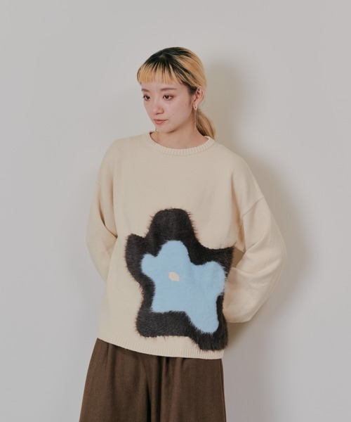 DOLLUPOOPS(ドールアップウップス)の「フラワーモチーフニットトップス(ニット/セーター・レディース・アイボリー/ピーコックグリーン系/ネイビー・38)」の4枚目の写真