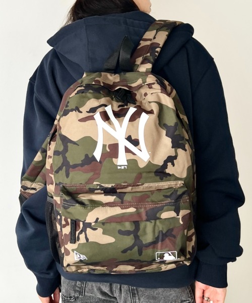NEW ERA(ニューエラ)の「NEW ERA(ニューエラ)/MLB STADIUM BAG/軽量 A4収納可能 バックパック リュック ニューヨークヤンキース(バックパック/リュック・レディース・ブラウン系カモフラージュ/ブラック・FREE)」の2枚目の写真