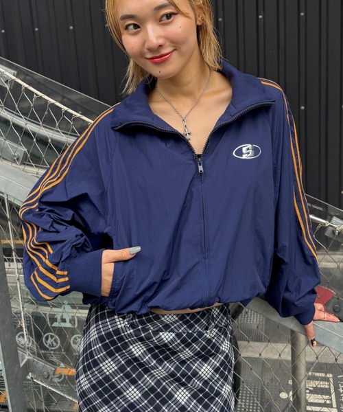 WHO'S WHO gallery（フーズフーギャラリー）の「【WEB限定】Sロゴナイロントラックジャケット（ナイロンジャケット・レディース・マスタード/ネイビー/アイボリー/ブラック・FREE）」の20枚目の写真