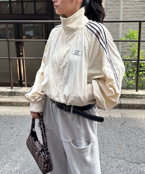 WHO'S WHO gallery（フーズフーギャラリー）の「【WEB限定】Sロゴナイロントラックジャケット（ナイロンジャケット・レディース・マスタード/ネイビー/アイボリー/ブラック・FREE）」の8枚目の写真