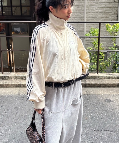 WHO'S WHO gallery（フーズフーギャラリー）の「【WEB限定】Sロゴナイロントラックジャケット（ナイロンジャケット・レディース・マスタード/ネイビー/アイボリー/ブラック・FREE）」の6枚目の写真