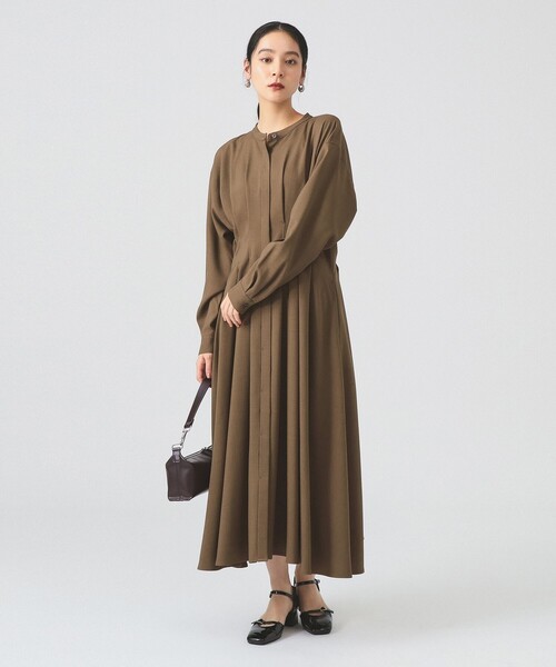 Ray BEAMS(レイビームス)の「タックウエスト バンドカラー ワンピース(ワンピース・レディース・ダークブラウン/シルバー・1/0)」の1枚目の写真