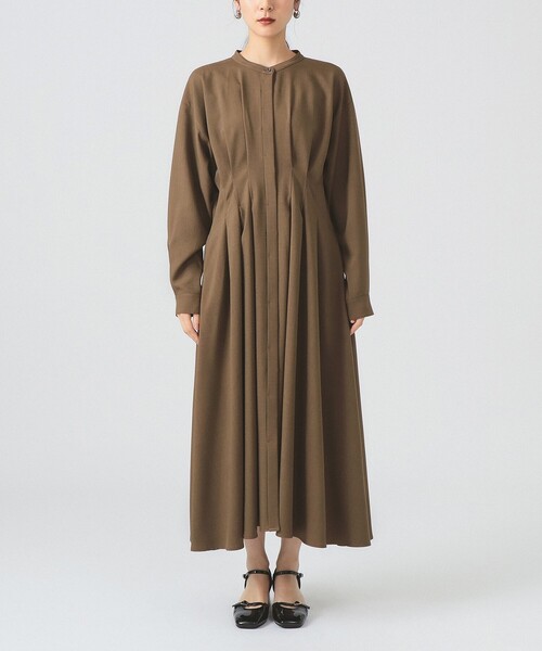 Ray BEAMS(レイビームス)の「タックウエスト バンドカラー ワンピース(ワンピース・レディース・ダークブラウン/シルバー・1/0)」の8枚目の写真