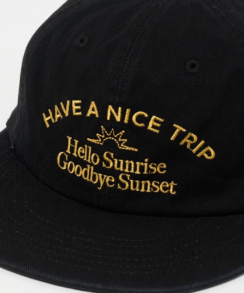 HELLO SUNRISE＞タイポグラフィ アーチ ロゴ 6パネル キャップ