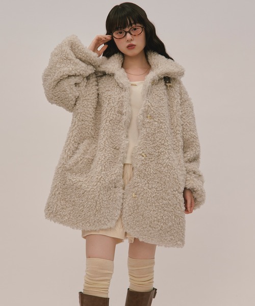 loin nuit(ロワンニュイ)の「nuance button poodle coat / ニュアンスボタンプードルコート(ムートンコート・レディース・アイボリー/ブルー/ダークグレー・FREE)」の6枚目の写真